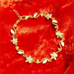 Beautiful Gold Tone Floral Vine Adjustable Bracelet